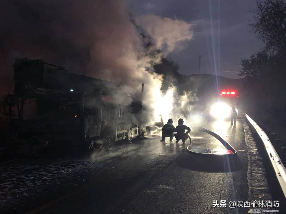 吊车行驶中突然着火?消防火速到场扑救