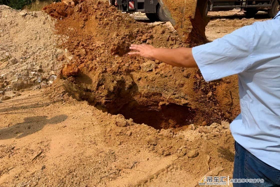刚抬大臂,吊车支腿就掉下去了,很明显一点都不慌