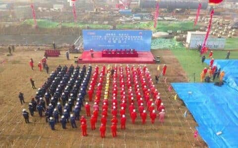 公司四千吨级履带起重机“首秀”成功