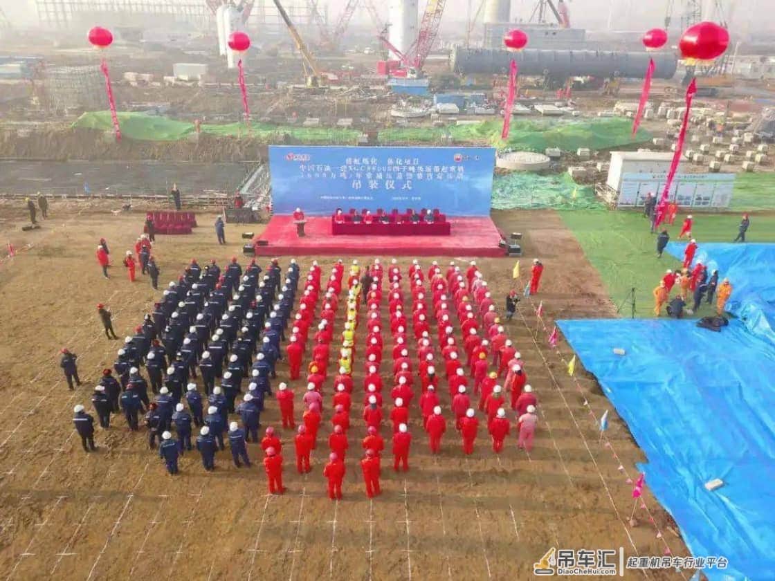 公司四千吨级履带起重机“首秀”成功