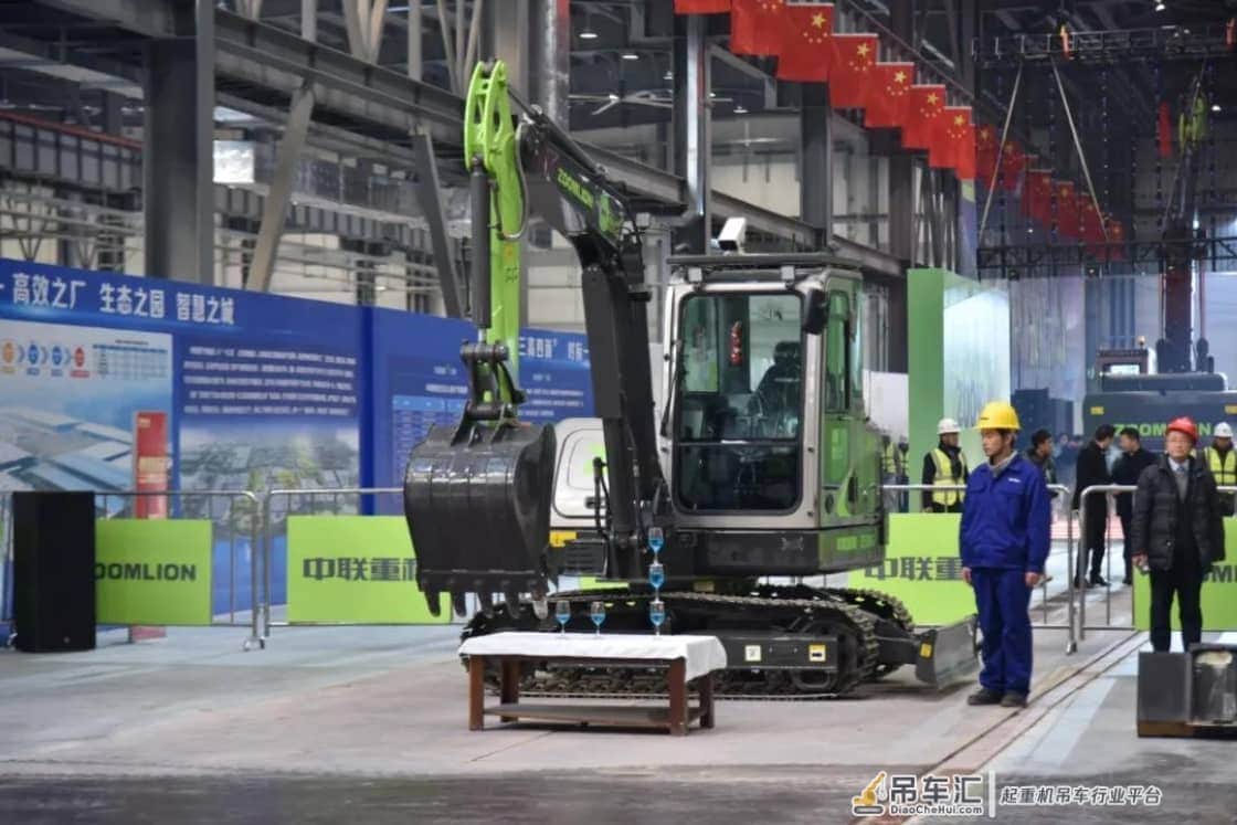 中联重科智慧产业城中大挖车间投产 探秘全球领先“黑灯产线”