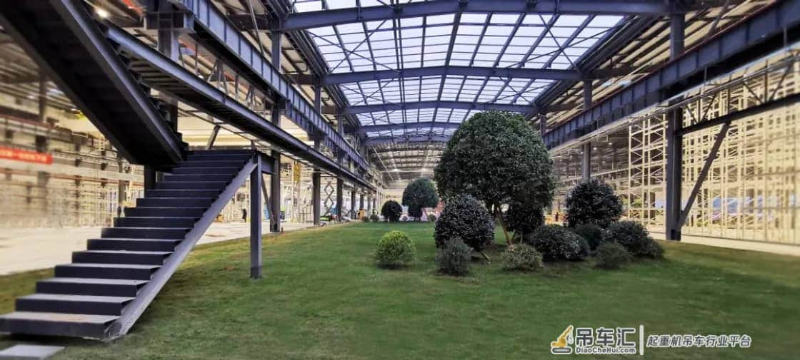 中联重科智慧产业城中大挖车间投产 探秘全球领先“黑灯产线”