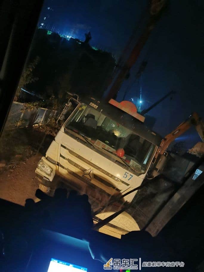 下雨路滑吊车救援水泥车