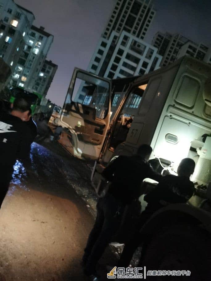 下雨路滑吊车救援水泥车