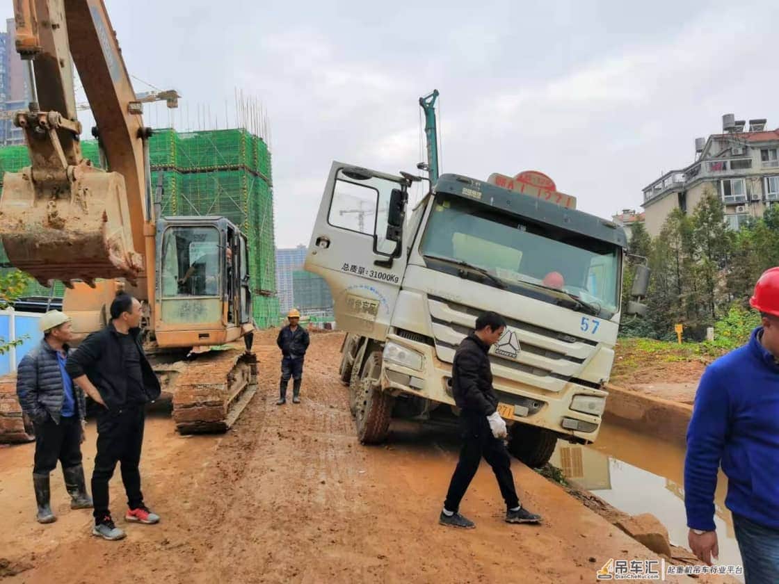 下雨路滑吊车救援水泥车