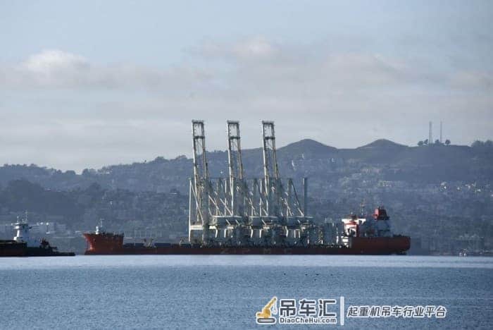上海振华重工起重机今晨通过金门大桥 将部署在奥克兰港