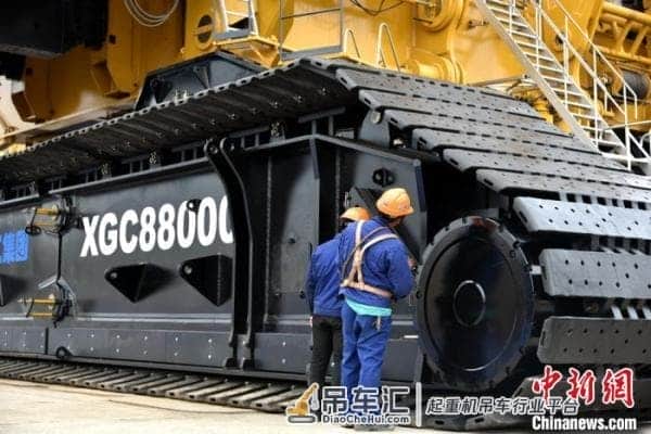 徐工集团交付第三台“世界第一吊”四千吨级履带起重机