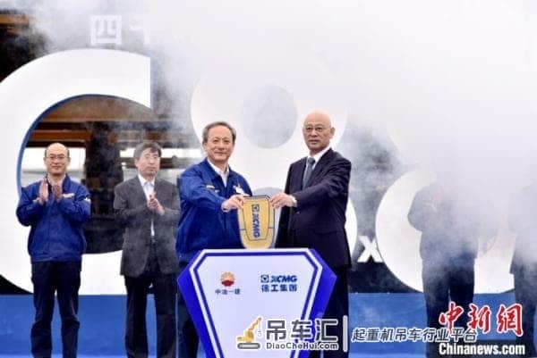 徐工集团交付第三台“世界第一吊”四千吨级履带起重机