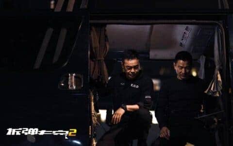 《拆弹专家2》曝“双一刘”特辑：刘德华刘青云“高空吊车”玩真的！