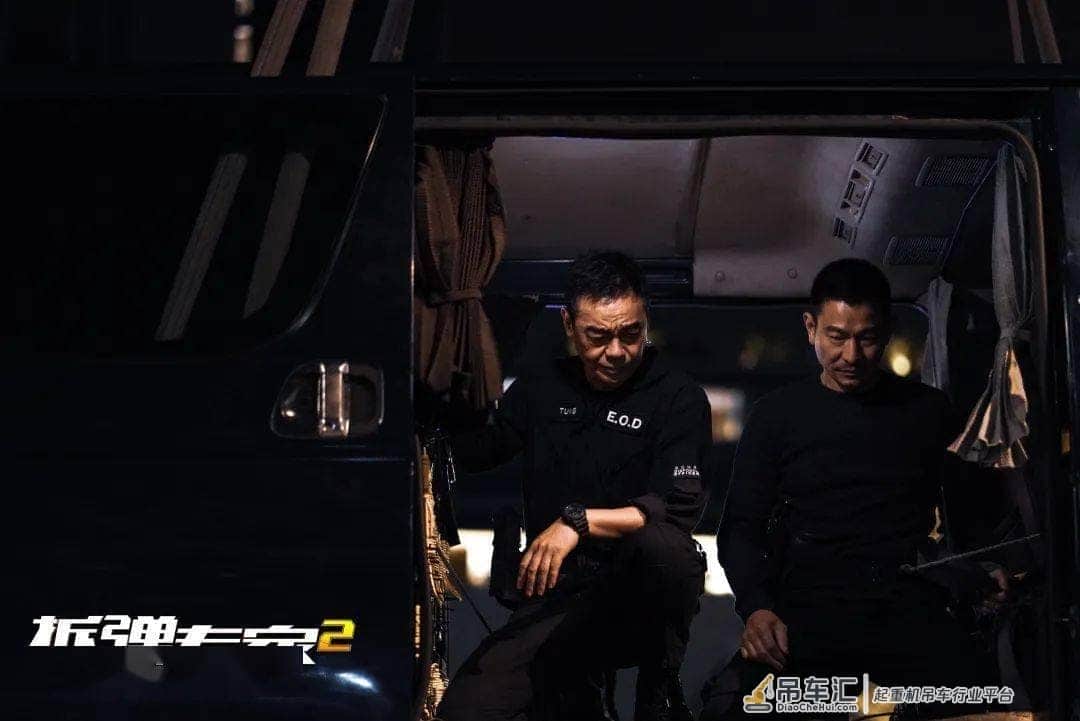 《拆弹专家2》曝“双一刘”特辑：刘德华刘青云“高空吊车”玩真的！