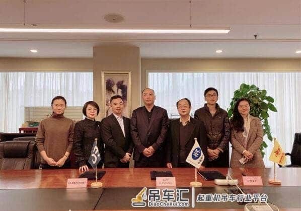 振华重工6台轮胎吊起航发运
