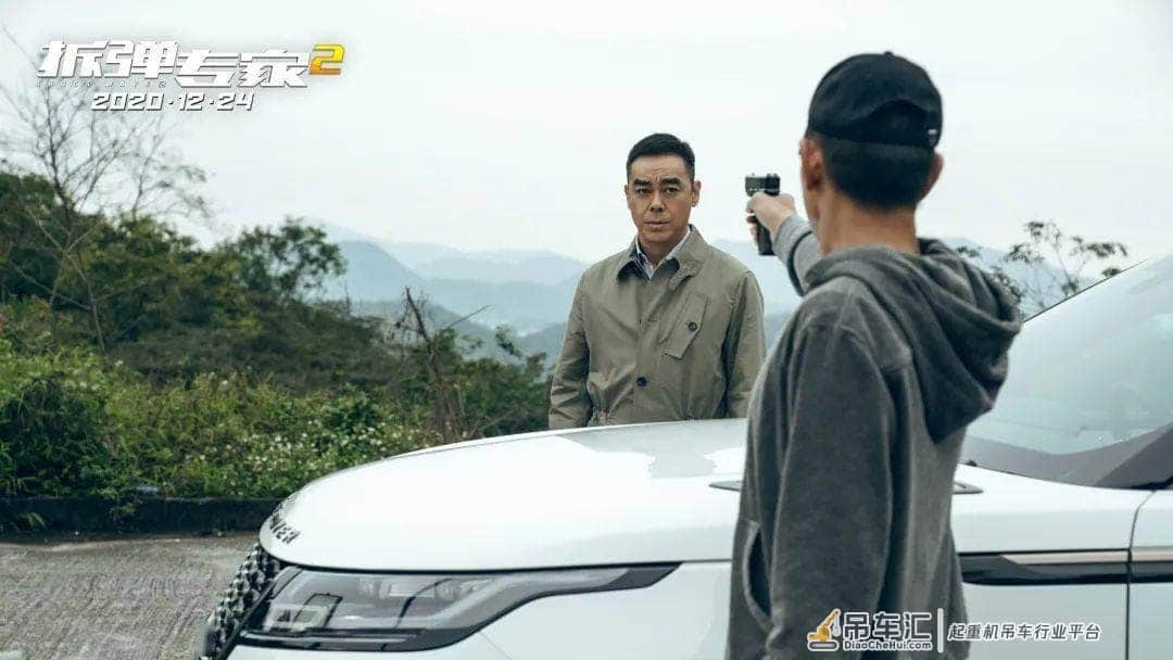 《拆弹专家2》曝“双一刘”特辑:刘德华刘青云“高空吊车”玩真的!