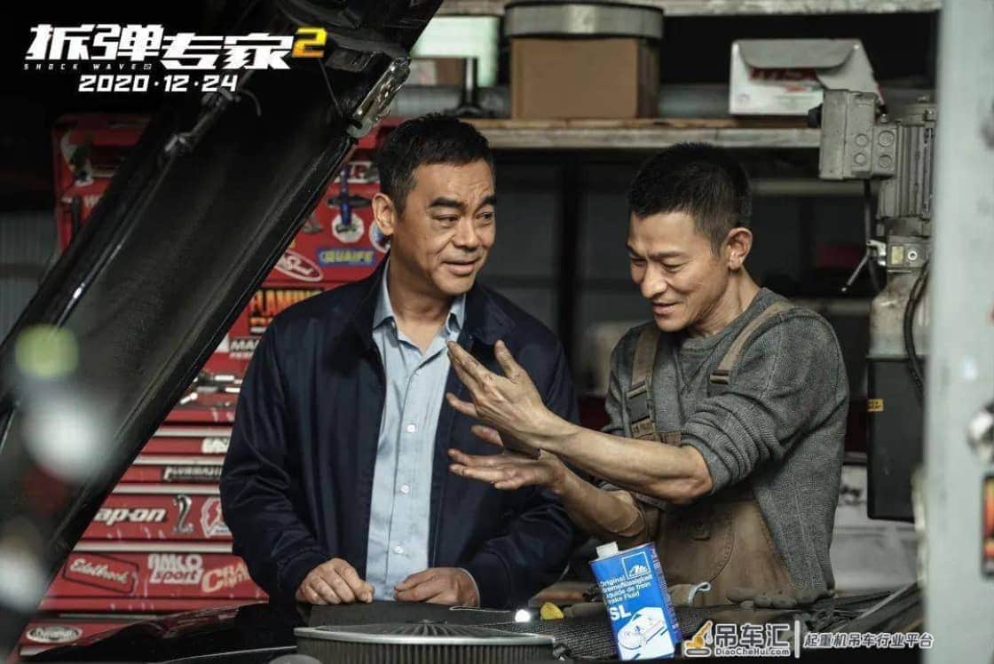 《拆弹专家2》曝“双一刘”特辑:刘德华刘青云“高空吊车”玩真的!