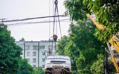 广州棠德西路被陷车辆已被吊起 现场等待填埋