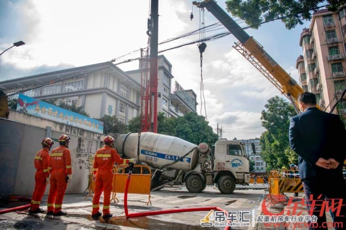 广州棠德西路被陷车辆已被吊起 现场等待填埋