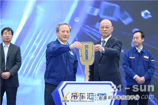 徐工第三台4000吨级履带起重机交付,落户中油一建