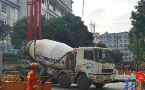最新！广州棠德西路地陷追踪：泥罐车被吊起，大坑待填埋