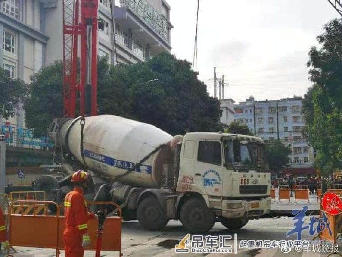最新！广州棠德西路地陷追踪：泥罐车被吊起，大坑待填埋