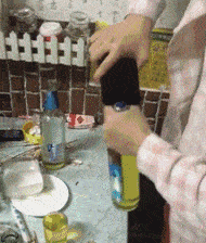 搞笑GIF段子:不是我吹牛皮,一看吊车都出动,不用质疑这开车的一定是女司机。