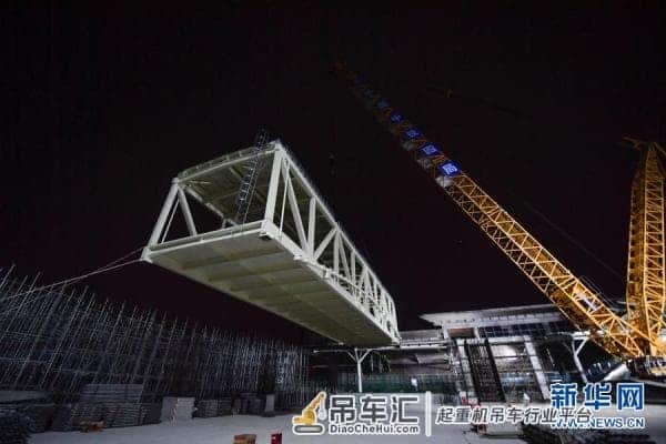 浙江：杭绍台铁路“大吨位”天桥整体吊装成功