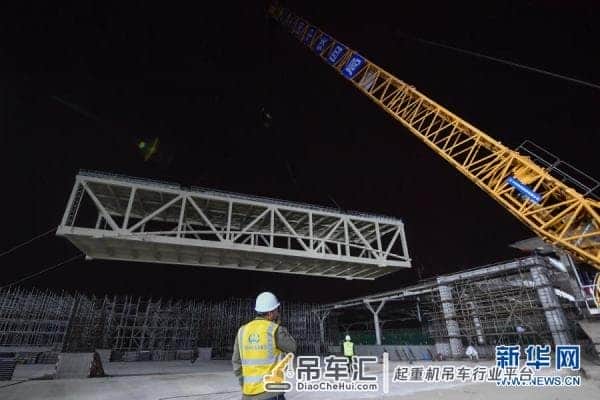 浙江:杭绍台铁路“大吨位”天桥整体吊装成功