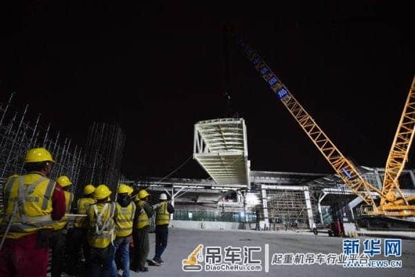 浙江:杭绍台铁路“大吨位”天桥整体吊装成功