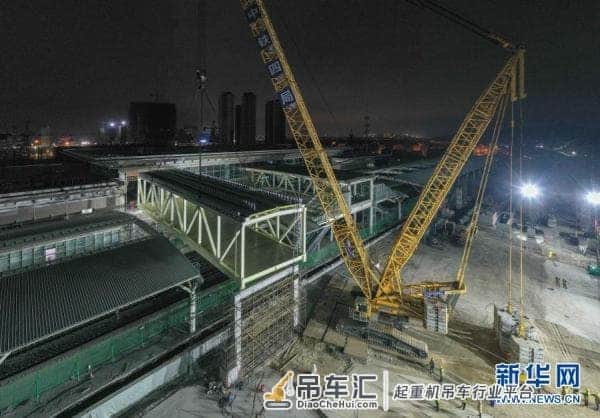 浙江:杭绍台铁路“大吨位”天桥整体吊装成功