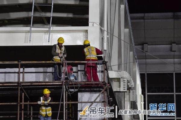 浙江:杭绍台铁路“大吨位”天桥整体吊装成功