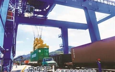 2台龙门吊昨投用 宁波舟山港铁路穿山港站吊装作业提效