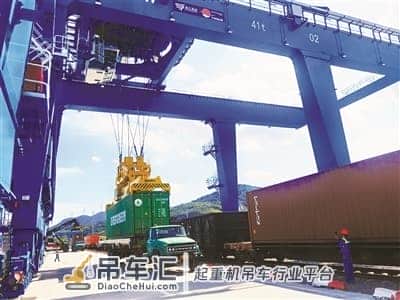 2台龙门吊昨投用 宁波舟山港铁路穿山港站吊装作业提效