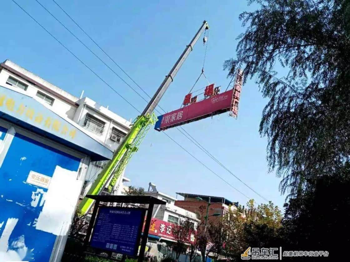 满城尽是大吊车！邓州联通公司楼顶招牌被拆！