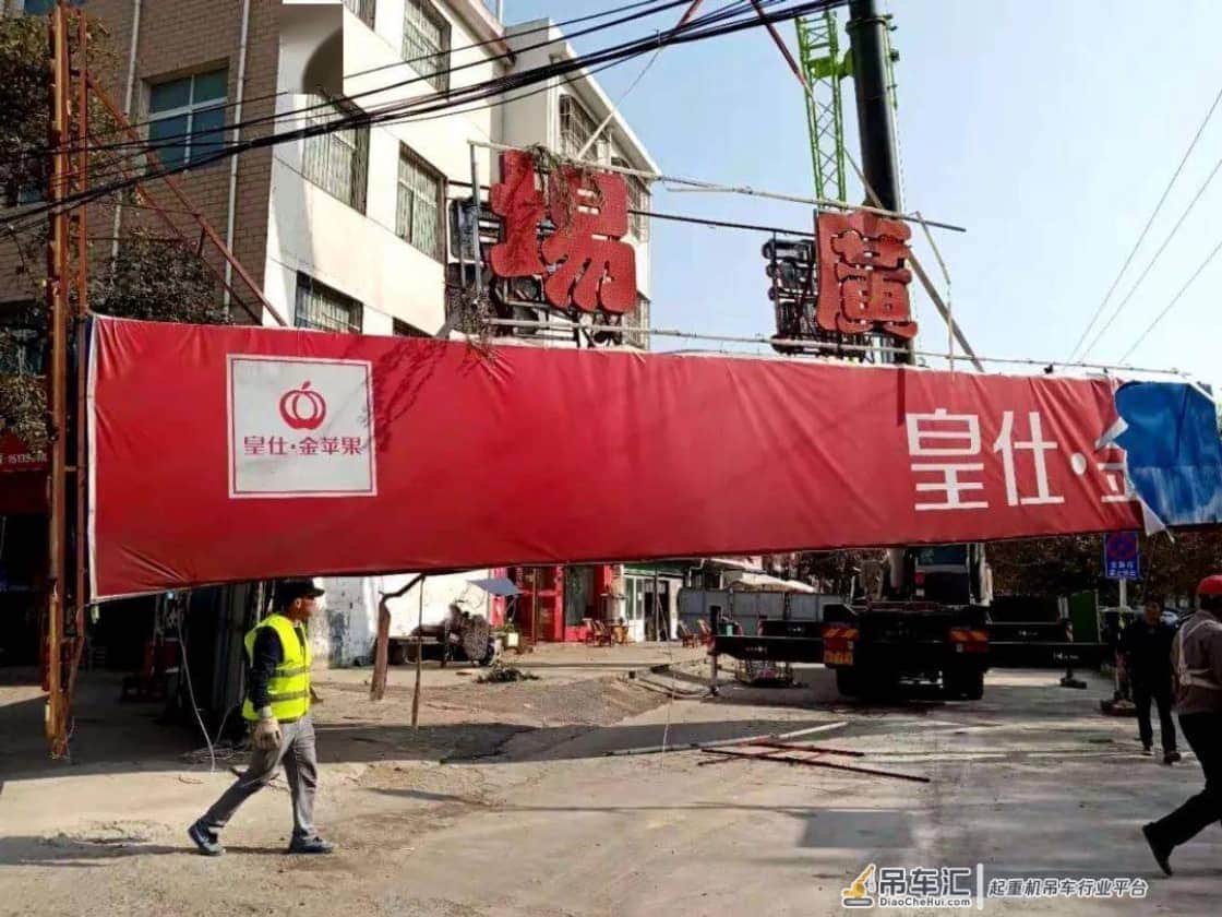 满城尽是大吊车!邓州联通公司楼顶招牌被拆!