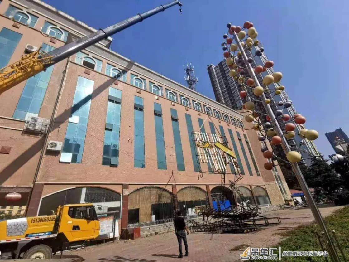 满城尽是大吊车!邓州联通公司楼顶招牌被拆!