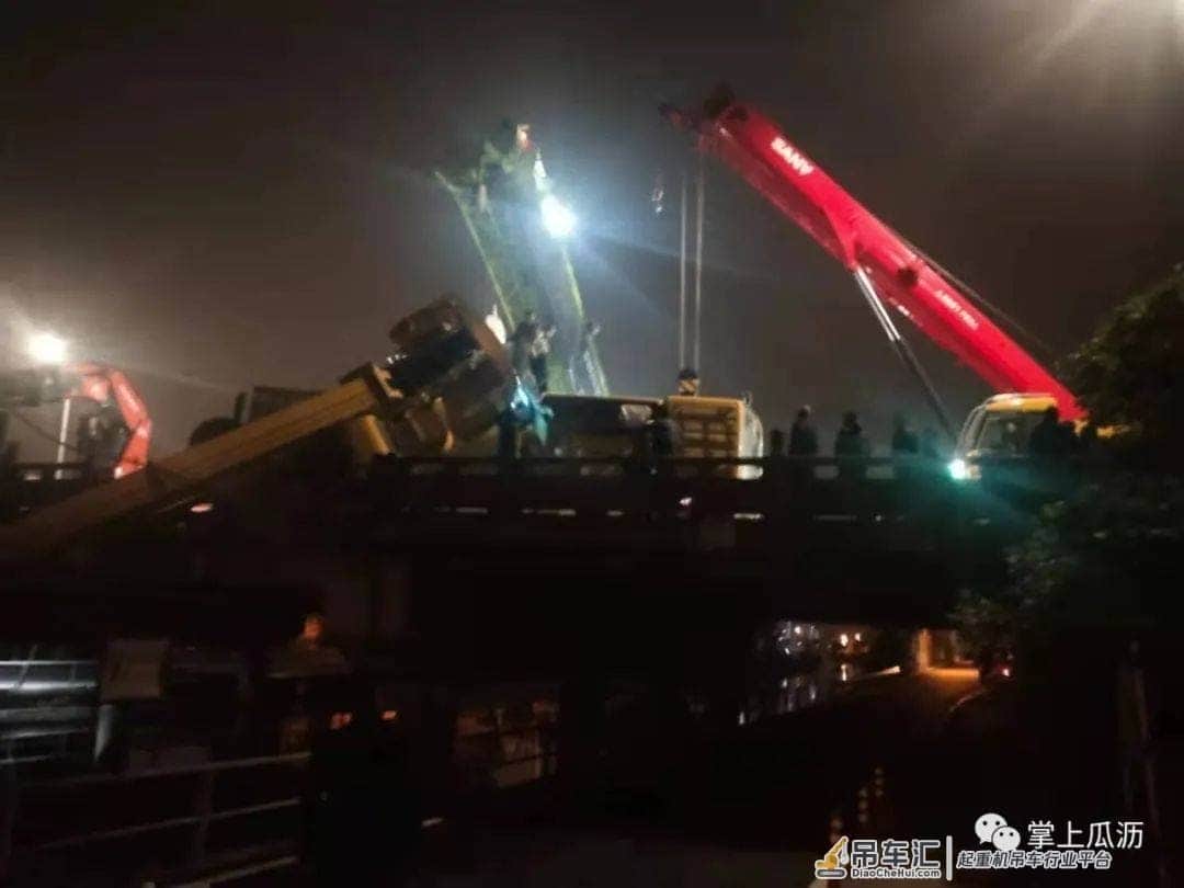 突发！瓜沥环北桥一吊车侧翻，桥护栏被压断！疑有人员受伤……