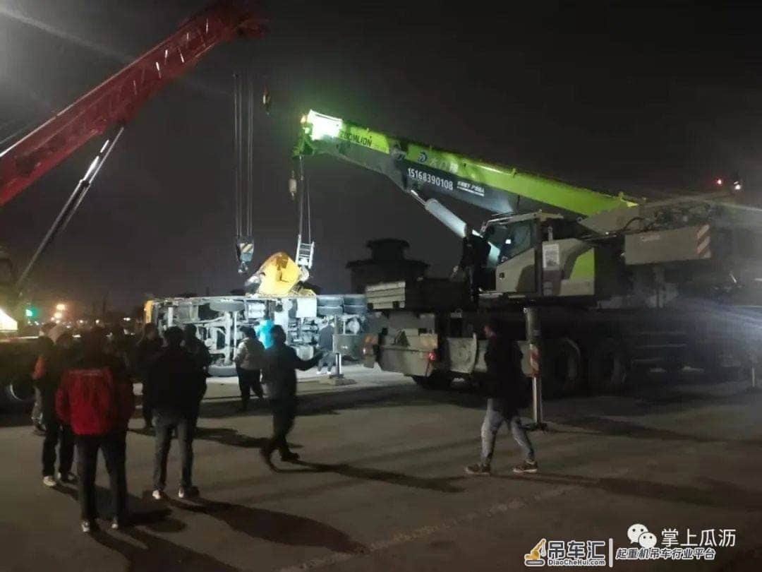突发!瓜沥环北桥一吊车侧翻,桥护栏被压断!疑有人员受伤......