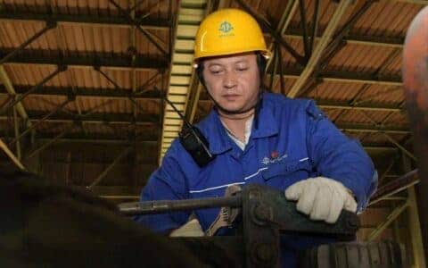 钢铁硬汉的“铁血丹心” ——记三季度“本钢好人”、板材特钢厂吊车作业区铸钢区域乙班班长吕银德