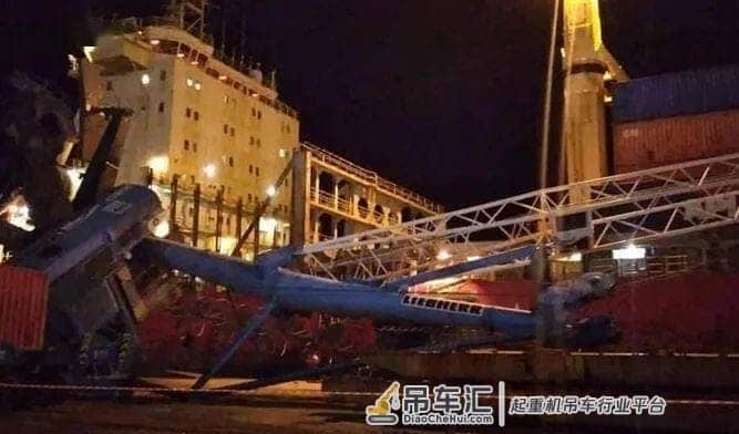 『突发』三船连环碰撞,港口起重机倒塌!