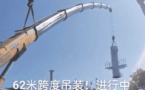老板亲自指挥，吊车62米跨度，司机上演大胆操作