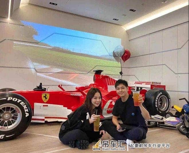林志颖另类炫富,客厅摆上千万法拉利赛车,用专业吊车吊进家里