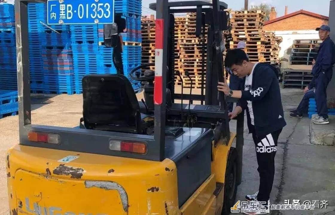 齐齐哈尔市依安县市场监管局开展叉车及起重机专项整治,以高标准安全保障高质量发展