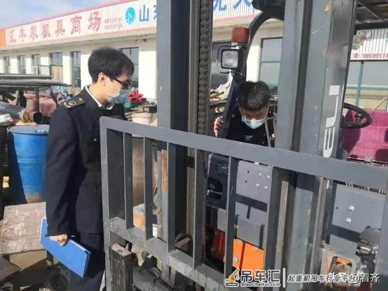 齐齐哈尔市依安县市场监管局开展叉车及起重机专项整治,以高标准安全保障高质量发展