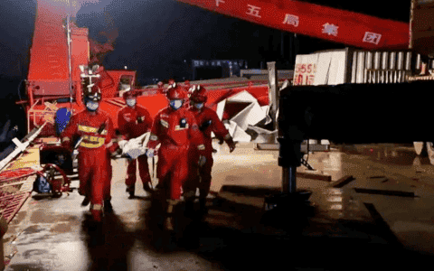 3死5伤丨中铁龙门吊倒塌调查结果：微下击暴流！