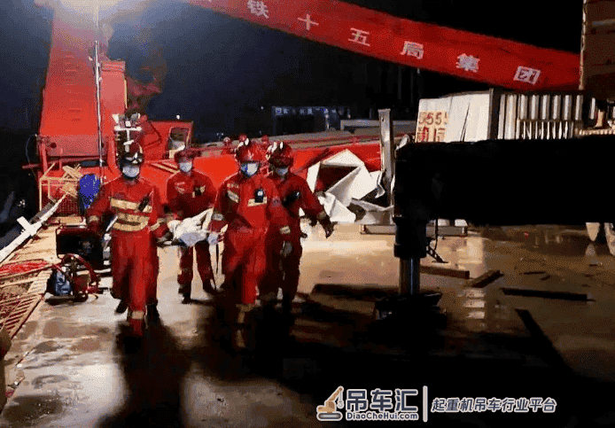 3死5伤丨中铁龙门吊倒塌调查结果：微下击暴流！