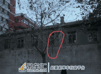 大连一吊车司机刮断电线就跑 俩医生及时善后