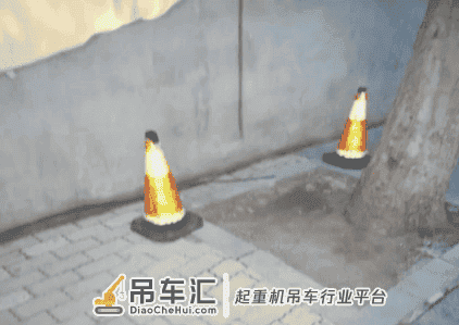 大连一吊车司机刮断电线就跑 俩医生及时善后