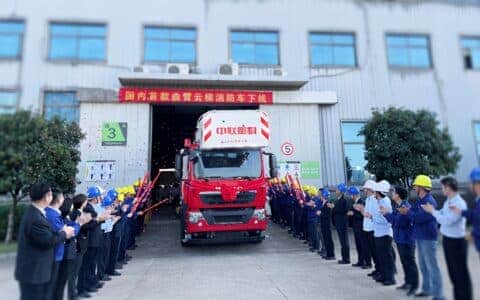 打破海外品牌垄断 中联重科下线国内首款曲臂云梯消防车