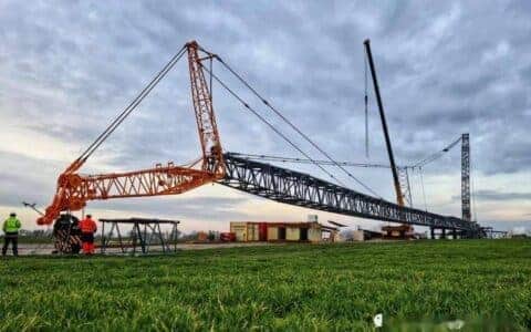 轮式吊车也有“麒麟臂”，利勃海尔 LG1750 Power Boom 助力风电建设