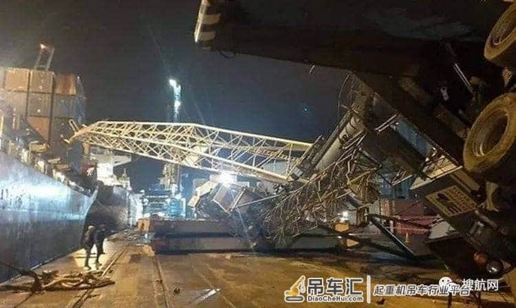 三连撞丨一集装箱船突发故障,碰撞两艘船舶,港口起重机倒塌!