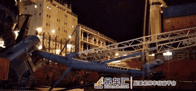 突发:三船碰撞!港口起重机倾覆,受损严重!