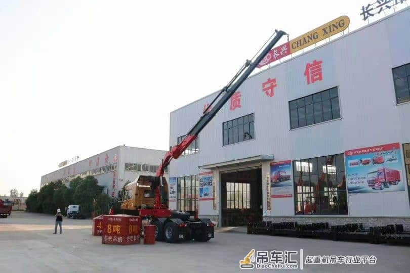 华菱汗马H6牵引头带吊